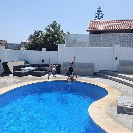 Luxury 7 Bedroom Heated Pool Hot Tub 5 Mins From The Sleeps 16 Вилла