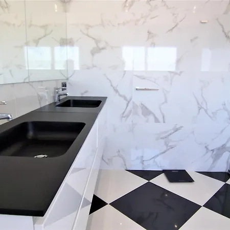 Luxury 7 Bedroom Heated Pool Hot Tub 5 Mins From The Sleeps 16 Вилла *
